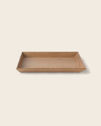 Holztablett OBLIQUE aus massiver Eiche von NIEVEN. Rechteckiges Serviertablett mit abgeschrägten Kanten und minimalistischer Form. Design von Jörg Adam, Made in Germany.