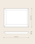 Technische Zeichnung des Holztabletts OBLIQUE von NIEVEN. Oben Draufsicht, unten Seitenansicht mit abgeschrägten Kanten. Klare Linien und architektonisch inspiriertes Design von Jörg Adam.