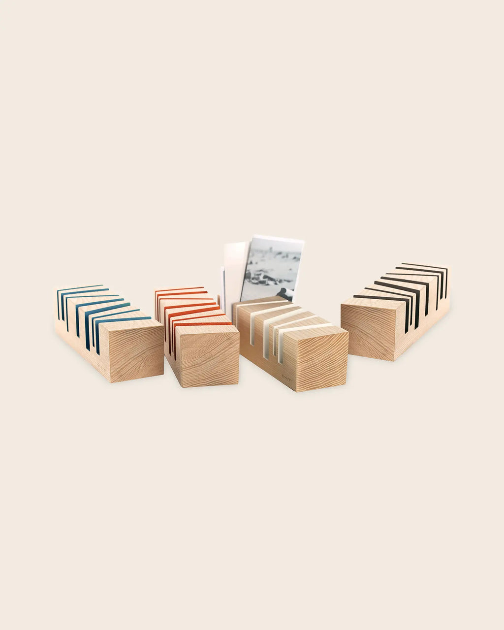 Designobjekt BRIXXS CUTS aus Eschenholz von e + m, moderner Karten- und Zettelhalter mit farbigen Einschnitten, ideal für Schreibtisch und Home-Office, vereint Funktionalität und Handwerkskunst.