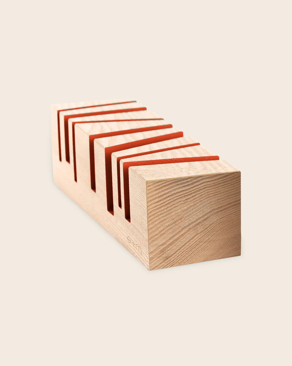 BRIXXS CUTS Kartenhalter aus Eschenholz von e + m in Rot, minimalistisches Designobjekt für Karten, Fotos oder Notizen, handgefertigt in Deutschland. Modernes Ordnungssystem für Schreibtisch oder Homeoffice