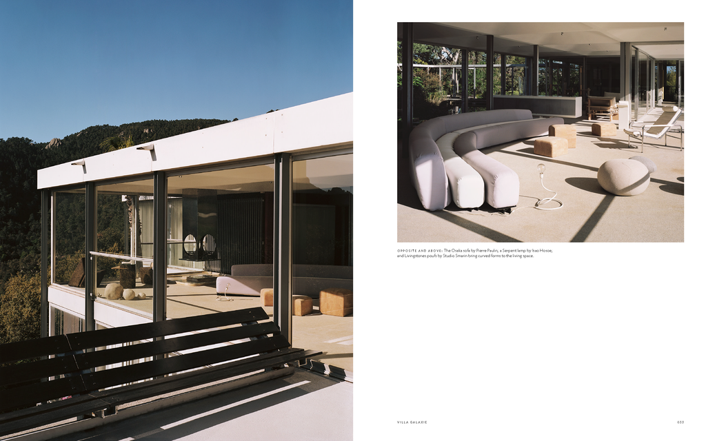 Modernistische Villa mit Glasfassade und Panoramablick an der Côte d’Azur. Minimalistisches Interior mit Osaka-Sofa von Pierre Paulin, Designerleuchten und organischen Formen im Wohnzimmer.