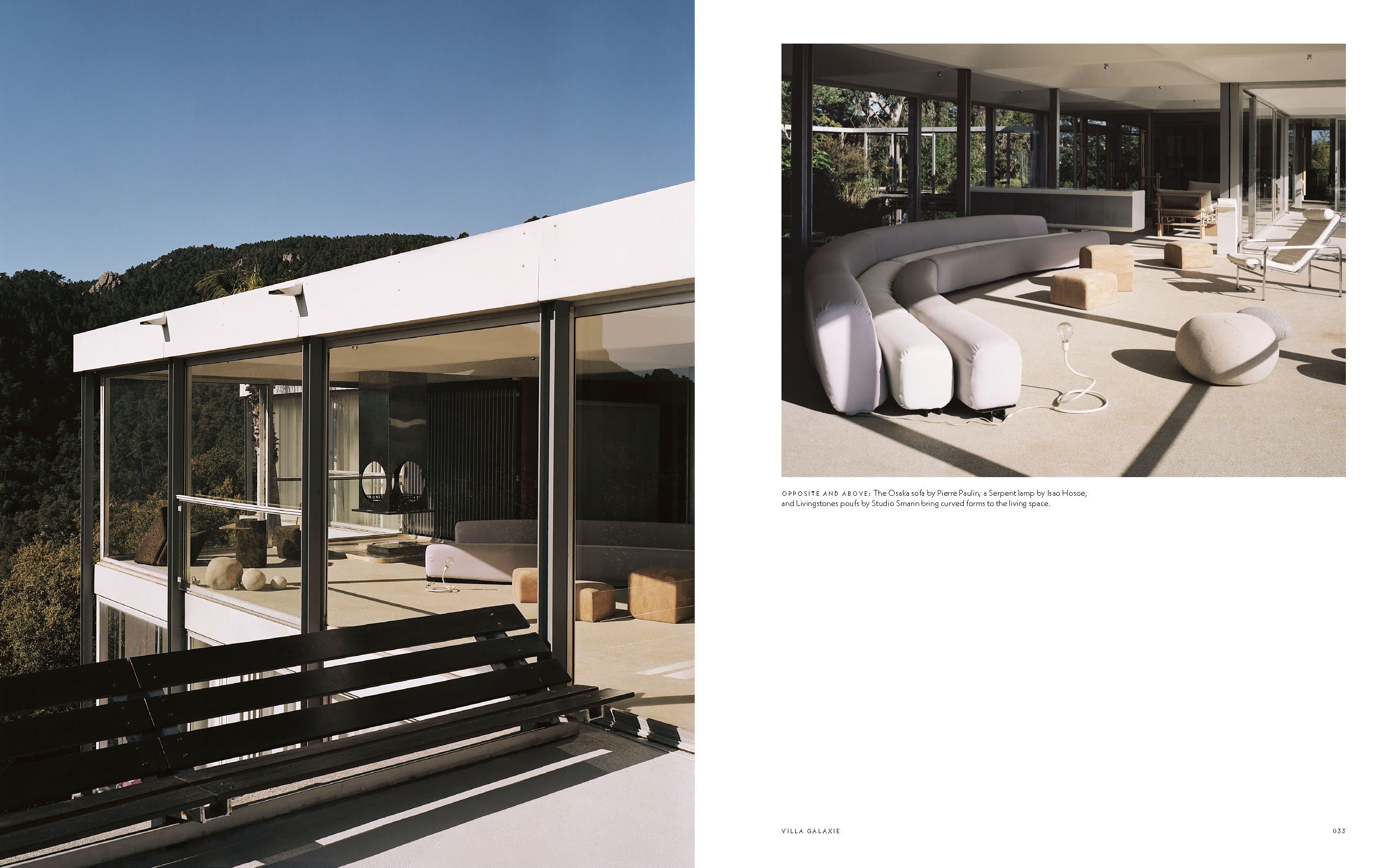 Modernistische Villa mit Glasfassade und Panoramablick an der Côte d’Azur. Minimalistisches Interior mit Osaka-Sofa von Pierre Paulin, Designerleuchten und organischen Formen im Wohnzimmer.