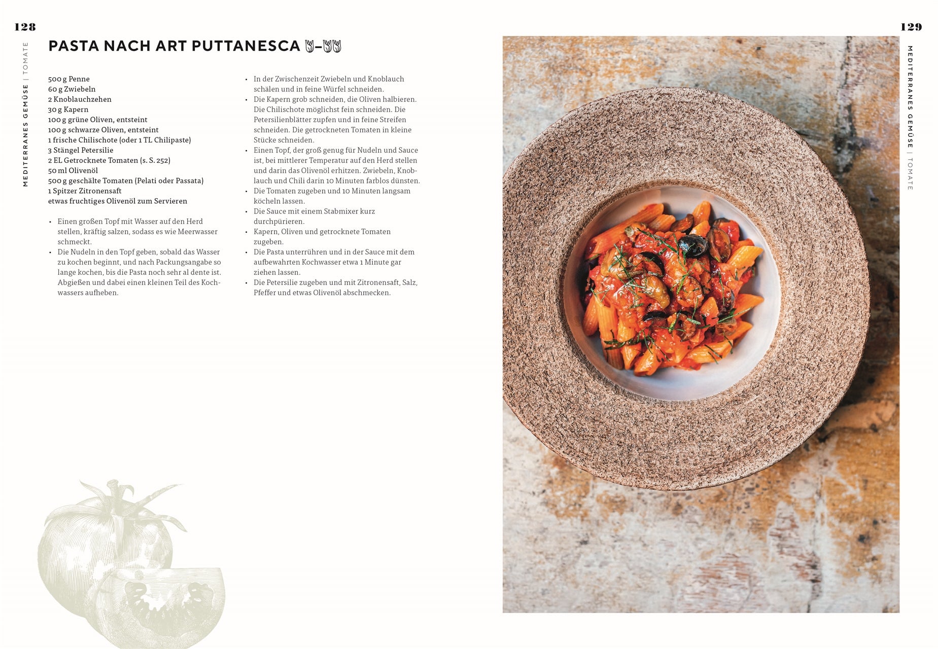 Pasta nach Art Puttanesca: Penne-Nudeln in aromatischer Tomaten-Oliven-Kapern-Sauce, serviert in einer modernen Steinschale auf rustikalem Tisch – mediterran interpretiert.