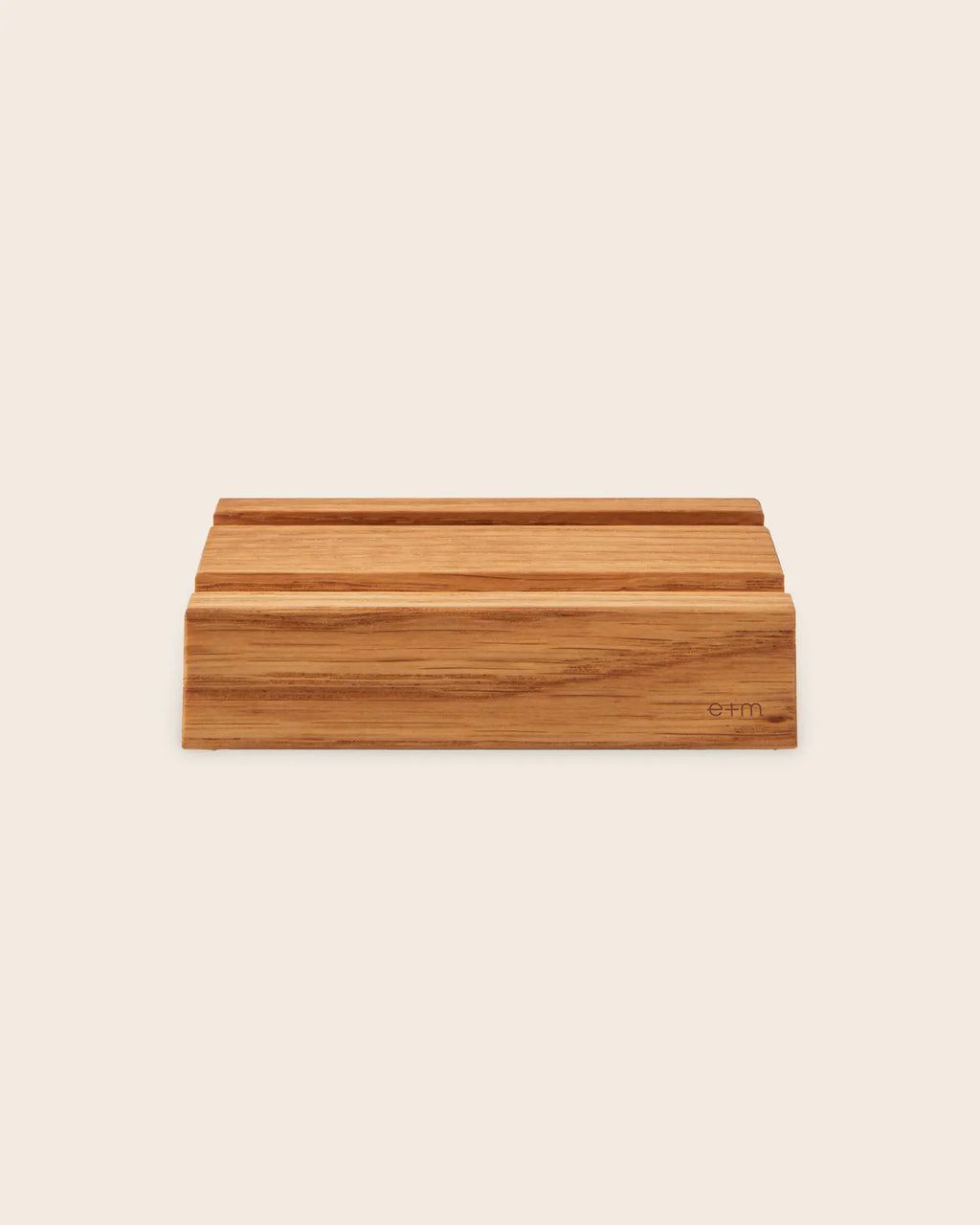 Handy Halterung Phone Board von e + m aus massivem Eichenholz mit zwei gefrästen Nuten für alle Smartphone Modelle stilvolles Design für Schreibtisch Küche oder Sofa handgefertigt in Deutschland.