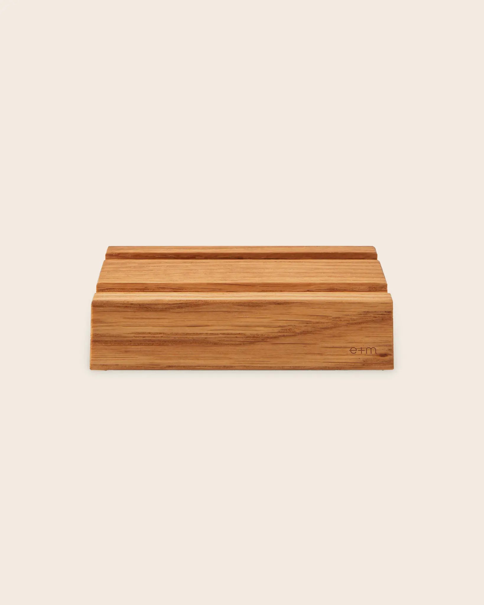 Handy Halterung Phone Board von e + m aus massivem Eichenholz mit zwei gefrästen Nuten für alle Smartphone Modelle stilvolles Design für Schreibtisch Küche oder Sofa handgefertigt in Deutschland.