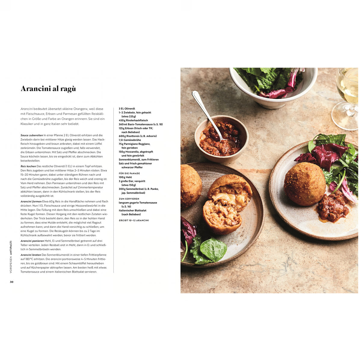 Kochbuch „Pizza Napoli-Style“: Rezeptseite „Arancini al ragù“ mit goldbraun frittierten Reisbällchen, gefüllt mit Ragù und serviert mit Tomatensauce und italienischem Blattsalat
