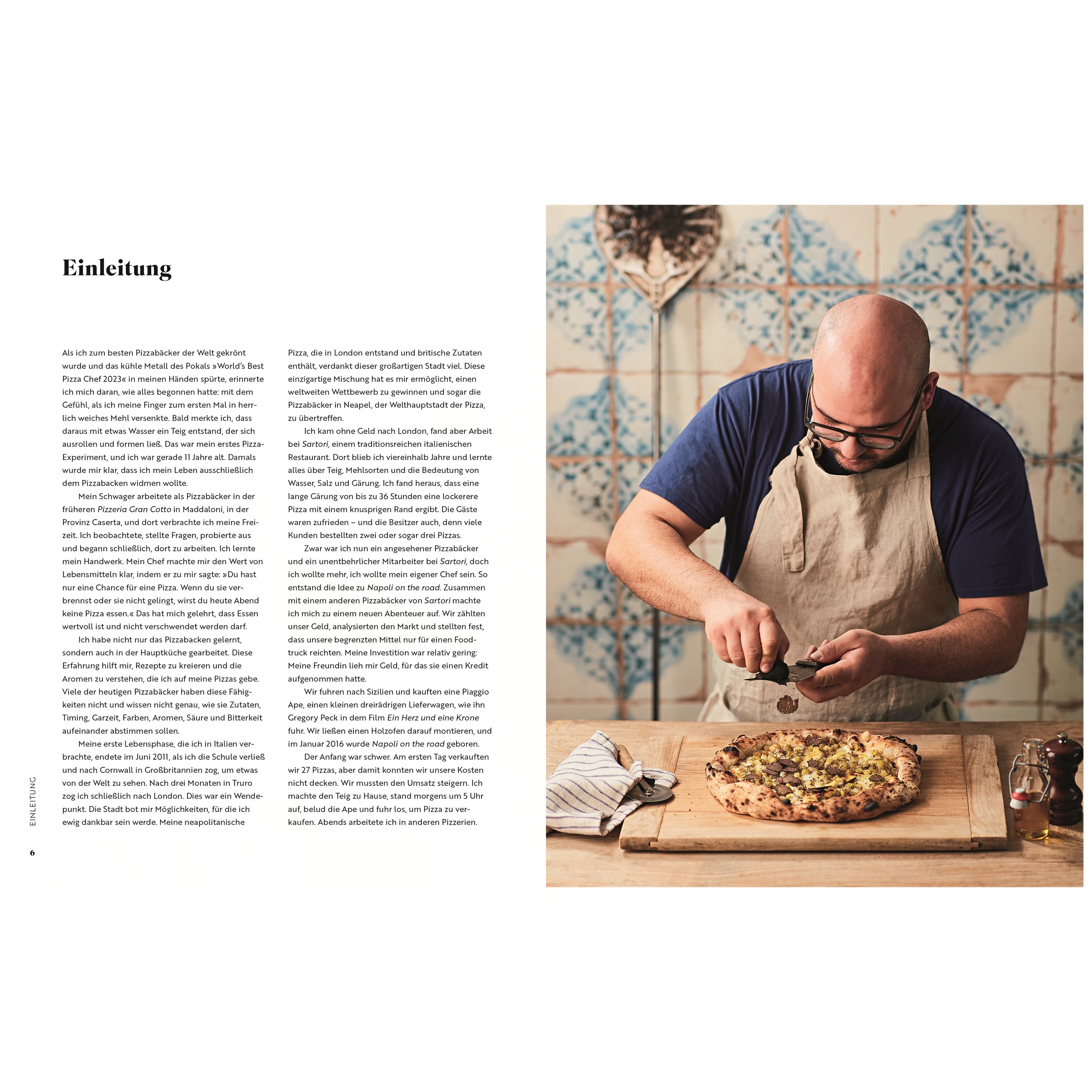 Kochbuch „Pizza Napoli-Style“: Pizzabäcker Michele Pascarella bereitet eine neapolitanische Pizza auf einer Holzarbeitsfläche zu, während links die Einleitung des Buches zu sehen ist.