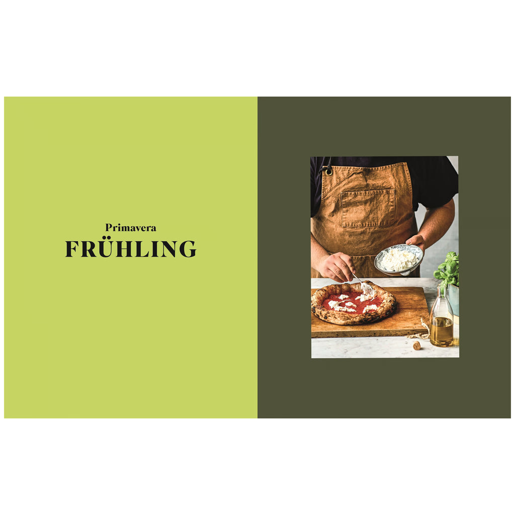 Kochbuch „Pizza Napoli-Style“: Kapitelauftakt „Primavera – Frühling“ mit Pizzabäcker beim Belegen einer neapolitanischen Pizza mit Tomatensauce und Käse