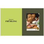 Kochbuch „Pizza Napoli-Style“: Kapitelauftakt „Primavera – Frühling“ mit Pizzabäcker beim Belegen einer neapolitanischen Pizza mit Tomatensauce und Käse