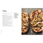 Kochbuch „Pizza Napoli-Style“: Pizza „Pancetta e zucchine“ mit knusprigem Rand, belegt mit gebratener Pancetta, Zucchini und Käse