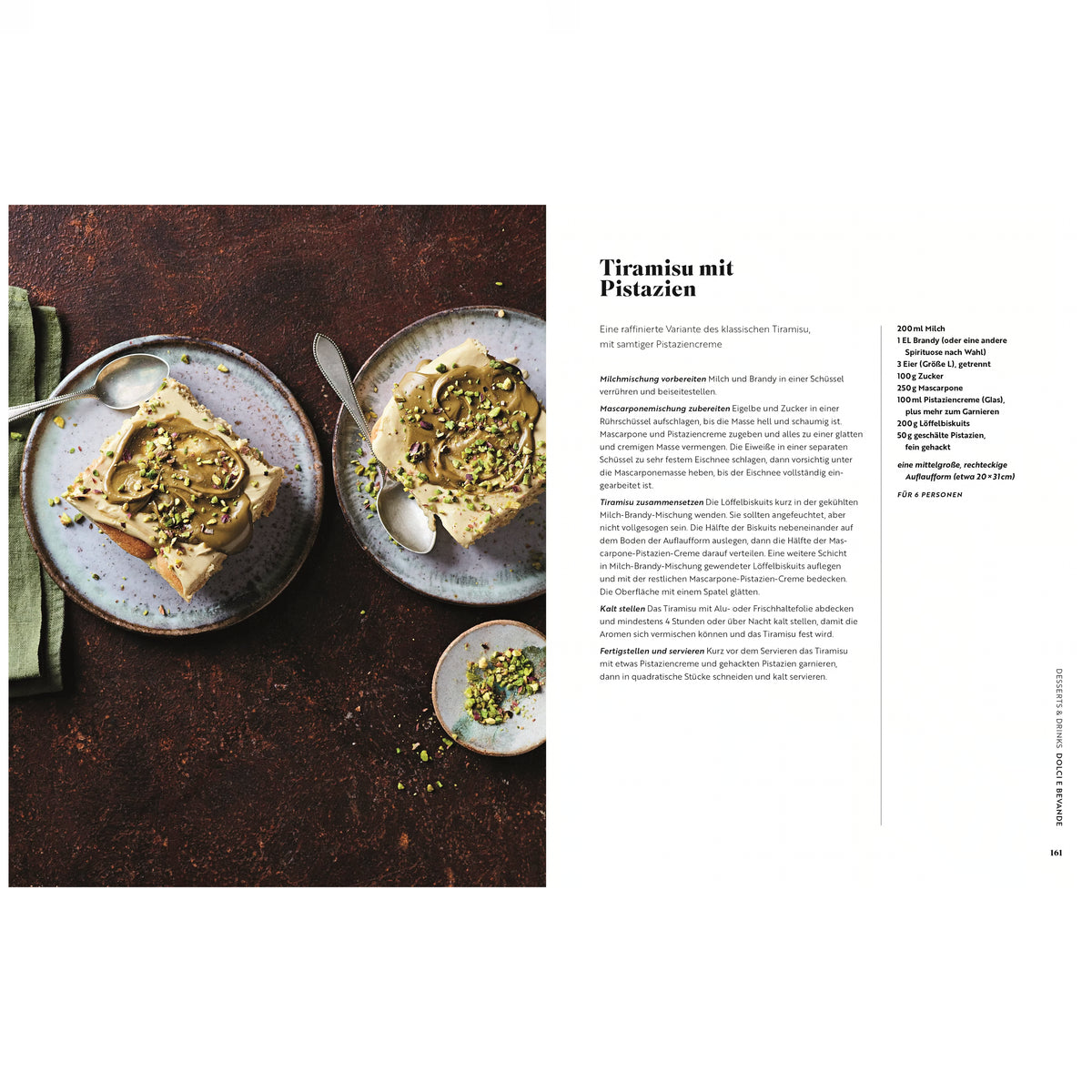 Kochbuch „Pizza Napoli-Style“: Rezeptseite „Tiramisu mit Pistazien“ mit cremigem Tiramisu, garniert mit gehackten Pistazien, angerichtet auf Keramiktellern