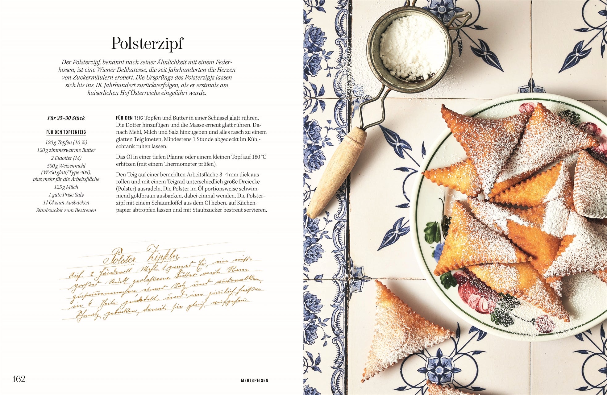 Rezept Polsterzipf: Goldbraun frittierte Polsterzipf-Dreiecke auf einem Teller, dick mit Staubzucker bestreut, daneben ein Sieb mit Puderzucker auf blauer, floral gemusterter Keramikplatte.