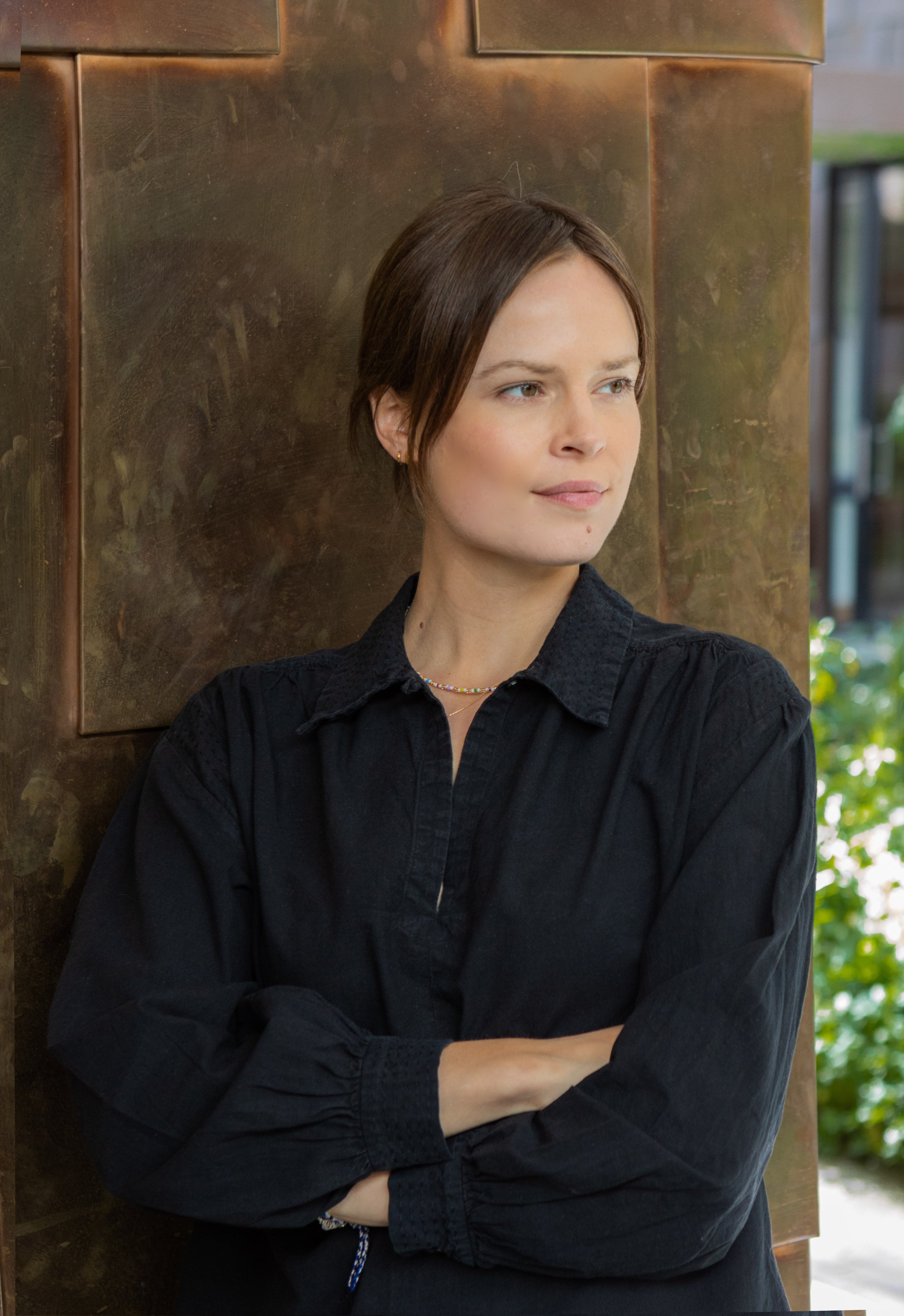 Porträt der Autorin Harriet Thorpe, Herausgeberin und Designexpertin, im schwarzen Hemd vor metallischer Wand. Bekannt für Werke über Architektur und Design.