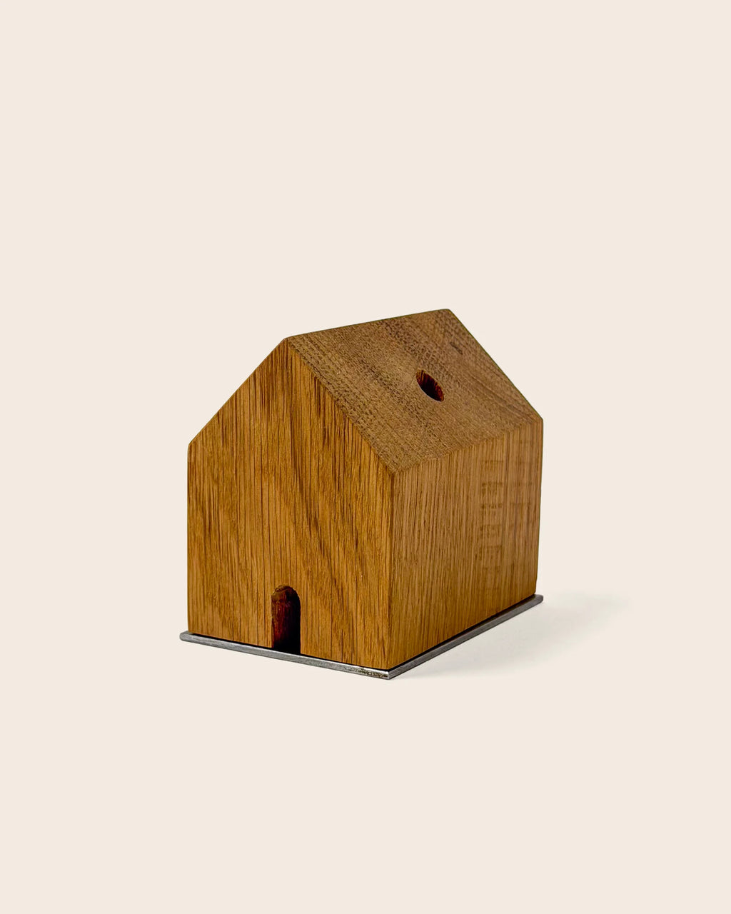 Handgefertigtes Räucherhäuschen Wieden aus recyceltem Wiener Eichenholz auf Edelstahlplatte. Minimalistisches Designobjekt von RadandYellow.