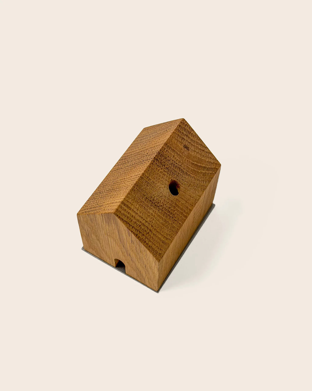 Holzräucherhäuschen von oben aus recyceltem Eichenholz mit kleiner Türöffnung.