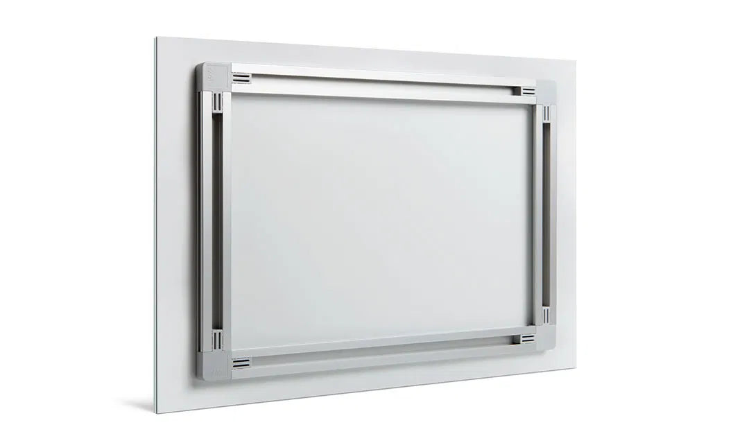 Rahmen: Kaschierung unter Acrylglas mit stärke von 2 mm, matt. Rahmen aus Ahorn (weiß), mit Außenmaßen von 100,8 cm x 100,8 cm.