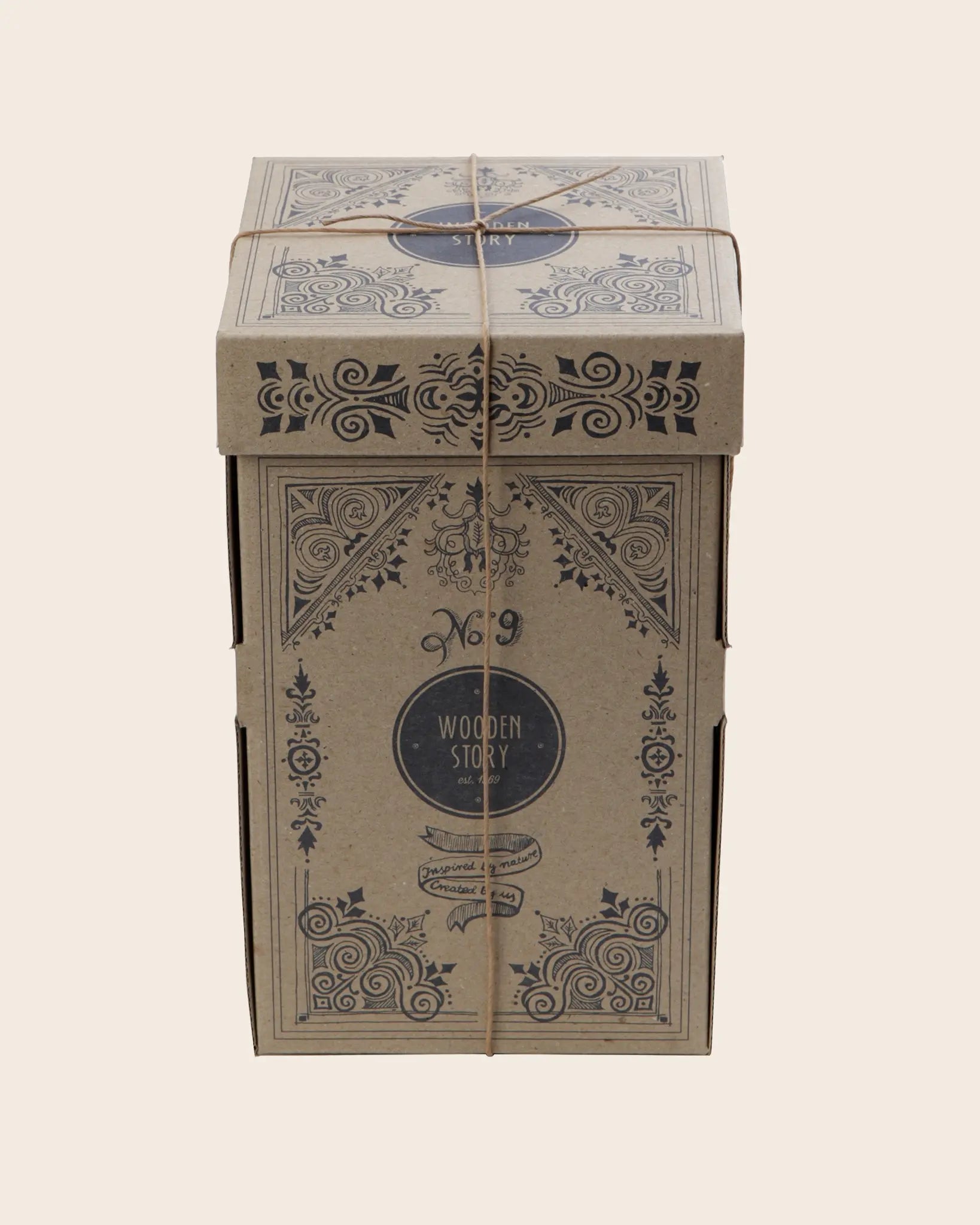 Nachhaltige Geschenkverpackung aus recyceltem Karton für Holz Stapelturm, hochwertige Produktbox von Wooden Story