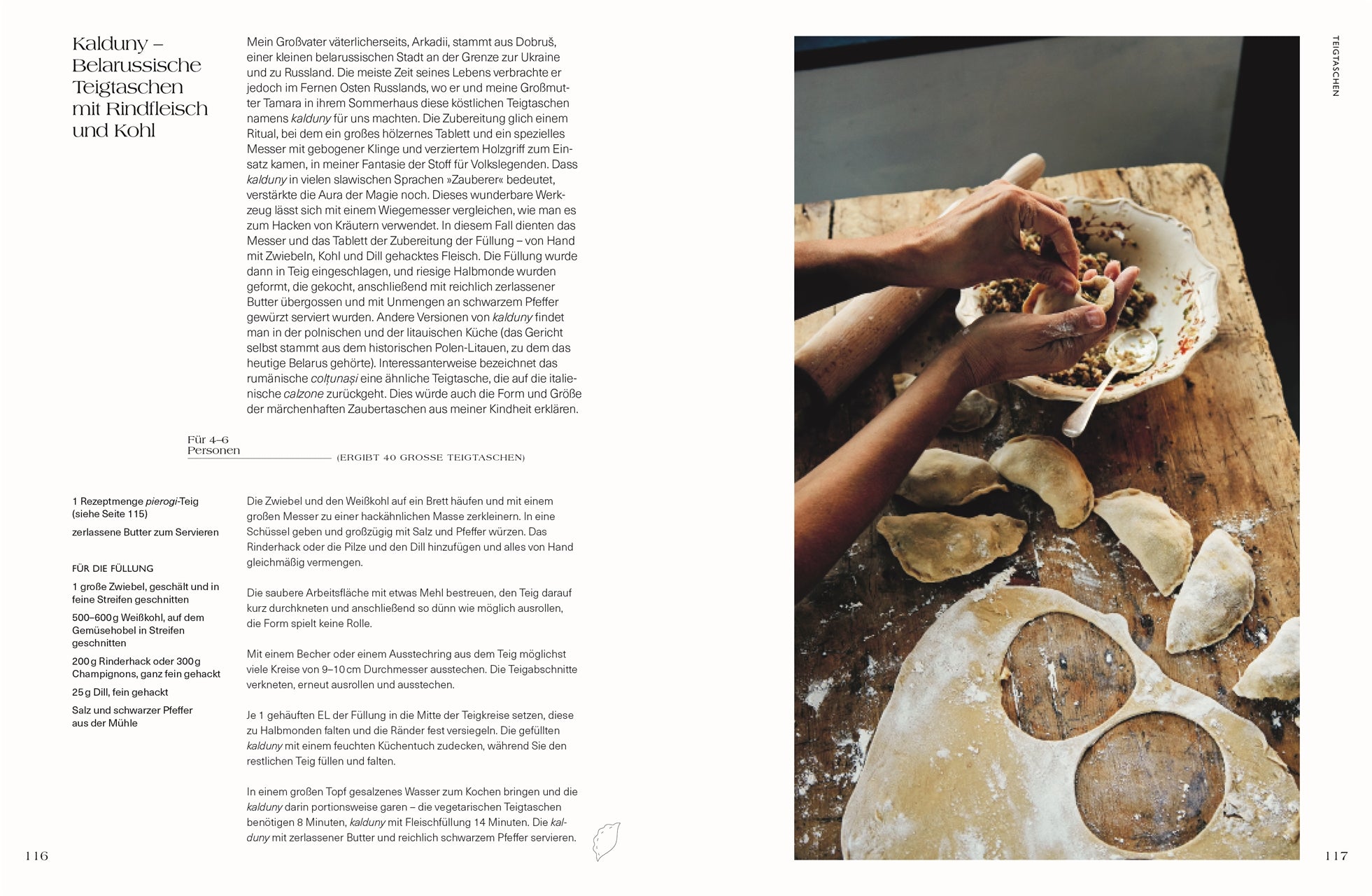 Rezeptseite für Kalduńy. Belarussische Teigtaschen. Links Text mit Geschichte und Zutaten, rechts Hände beim Falten von Teigtaschen auf einem Holztisch mit Mehl und Nudelholz.