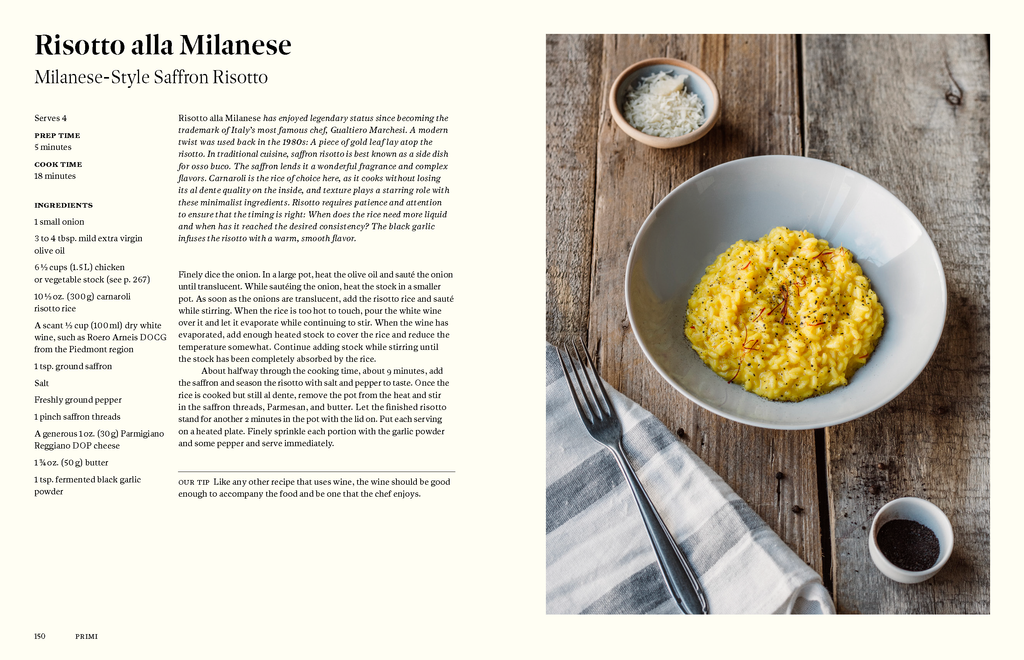 Rezeptseite aus dem Kochbuch Originale. Klassisches Risotto alla Milanese mit Safran, cremigem Carnaroli-Reis und Parmesan, serviert rustikal auf Holztisch im authentischen Mailänder Stil.