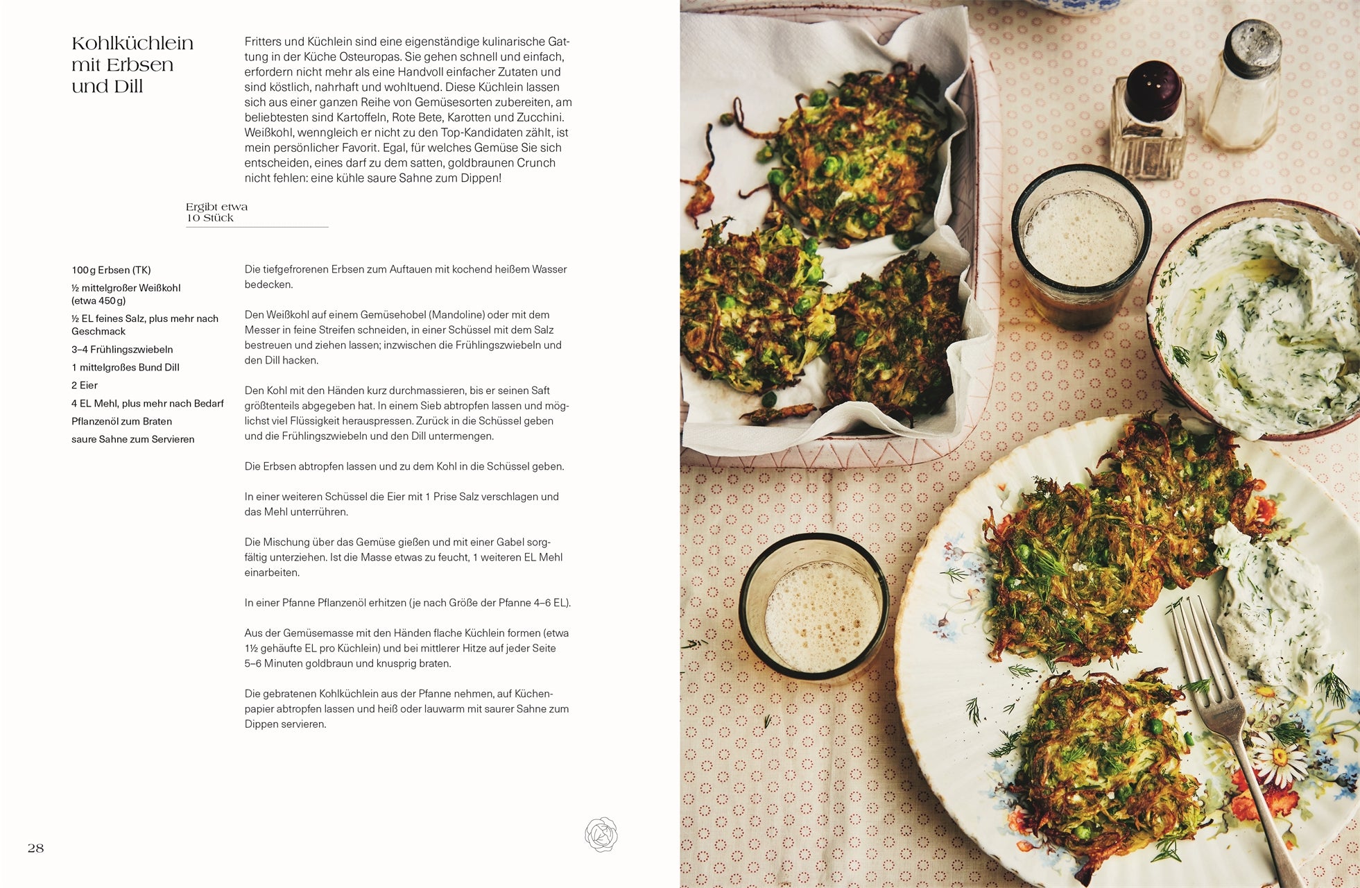 Rezeptseite für Kohlküchlein mit Erbsen und Dill. Links Text mit Zutaten und Anleitung, rechts Teller mit gebratenen Kohlküchlein und Schüssel saure Sahne-Dip.
