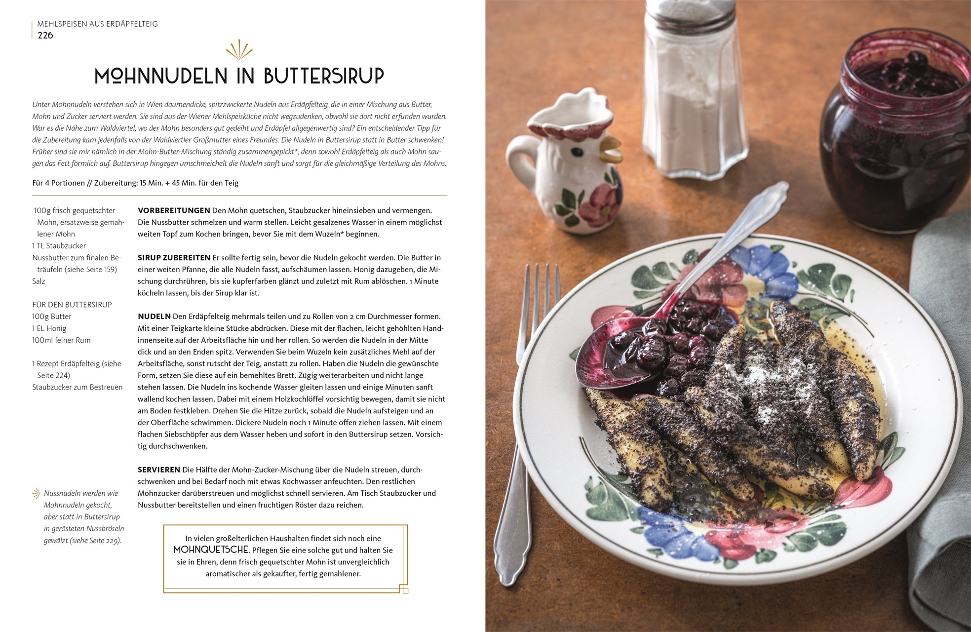Rezeptseite für Mohnnudeln in Buttersirup. Links Anleitung mit Zutaten, rechts Teller mit Mohnnudeln, bestreut mit Zucker, serviert mit Kompott, im Hintergrund Zuckerstreuer und Keramik-Kännchen.