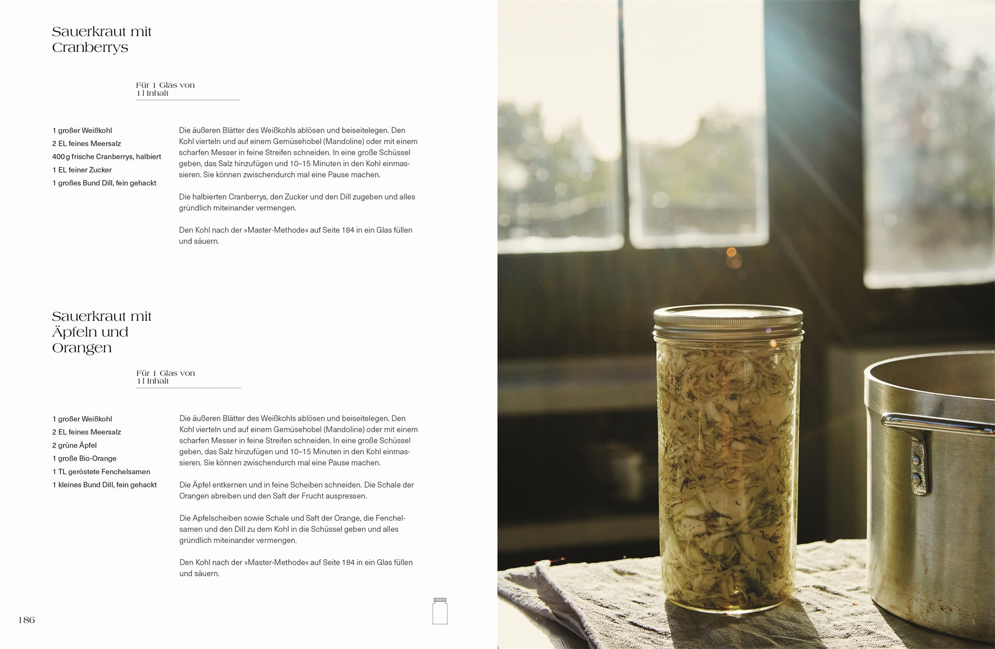 Rezeptseite Sauerkrautvarianten. Links Rezepte für Sauerkraut mit Cranberrys sowie mit Äpfeln und Orangen, rechts Glas mit Sauerkraut im Sonnenlicht auf Küchentisch.