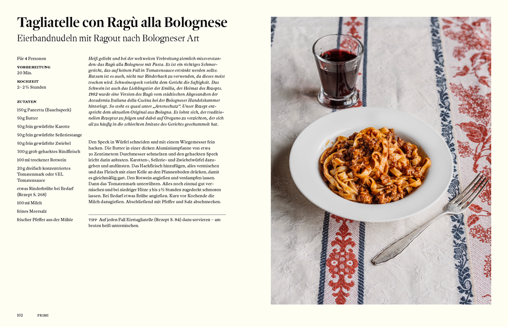 Rezeptseite aus dem Kochbuch Originale: Tagliatelle con Ragù alla Bolognese mit traditioneller italienischer Fleischsauce, serviert mit Rotwein auf Leinentischdecke im authentischen Trattoria-Stil.