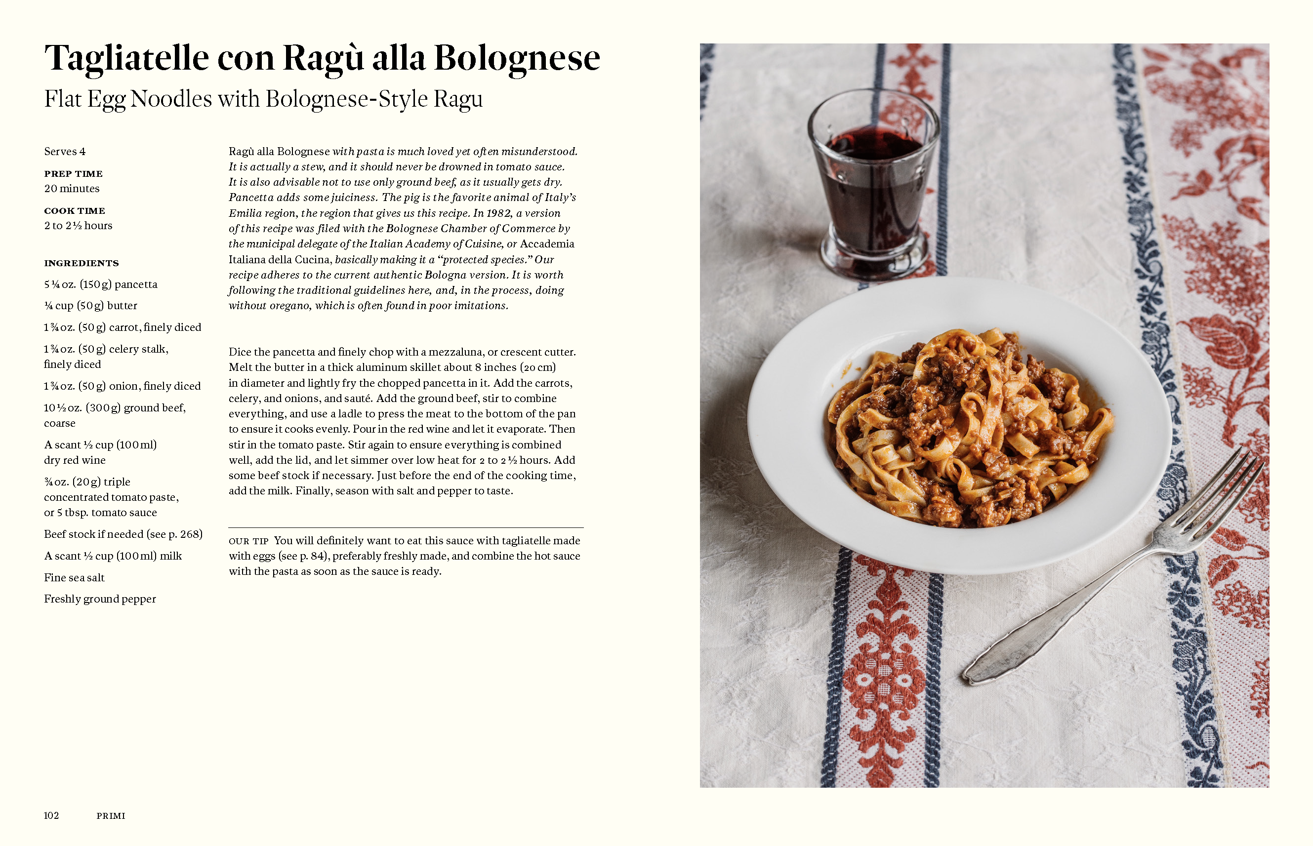 Rezeptseite aus dem Kochbuch Originale: Tagliatelle con Ragù alla Bolognese mit traditioneller italienischer Fleischsauce, serviert mit Rotwein auf Leinentischdecke im authentischen Trattoria-Stil.