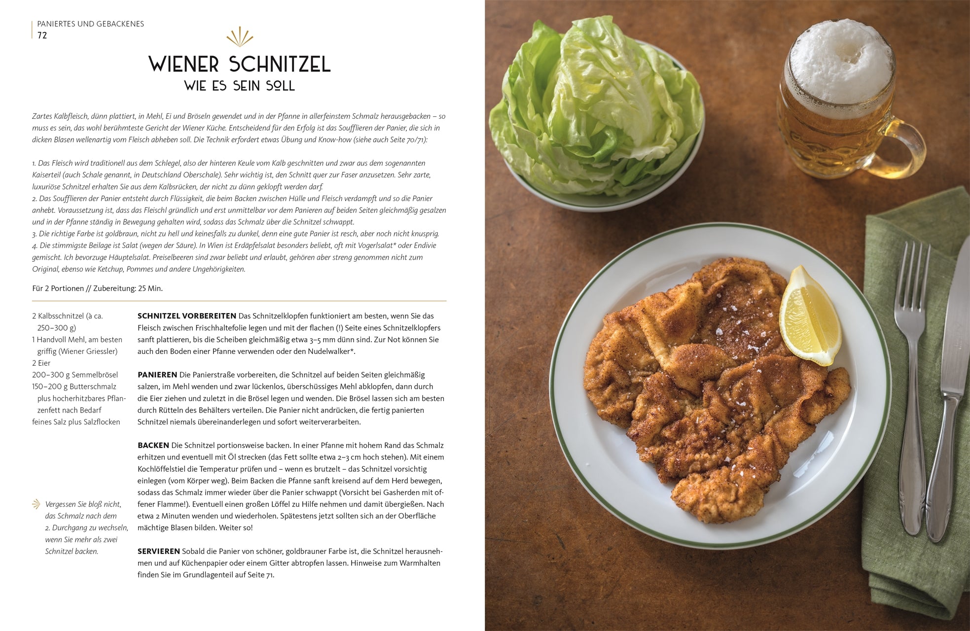Rezeptseite für Wiener Schnitzel. Links Zutatenliste und Zubereitung, rechts Teller mit goldbraunem Wiener Schnitzel, Zitronenspalte, Kopfsalat und Bier.