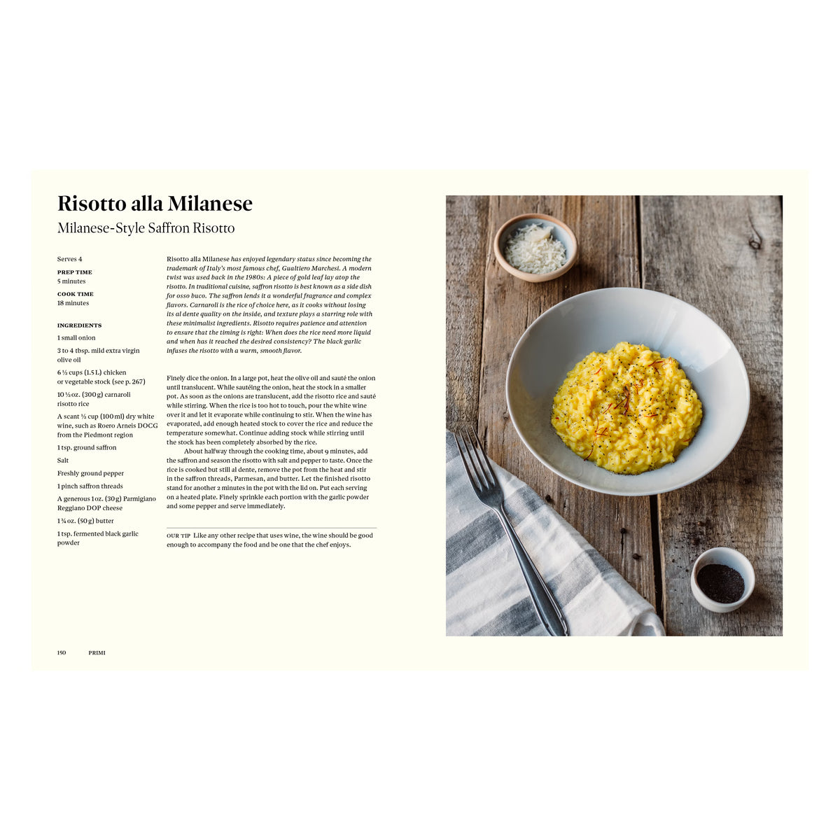 Rezeptseite aus dem Kochbuch Originale. Klassisches Risotto alla Milanese mit Safran, cremigem Carnaroli-Reis und Parmesan, serviert rustikal auf Holztisch im authentischen Mailänder Stil.
