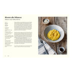 Rezeptseite aus dem Kochbuch Originale. Klassisches Risotto alla Milanese mit Safran, cremigem Carnaroli-Reis und Parmesan, serviert rustikal auf Holztisch im authentischen Mailänder Stil.