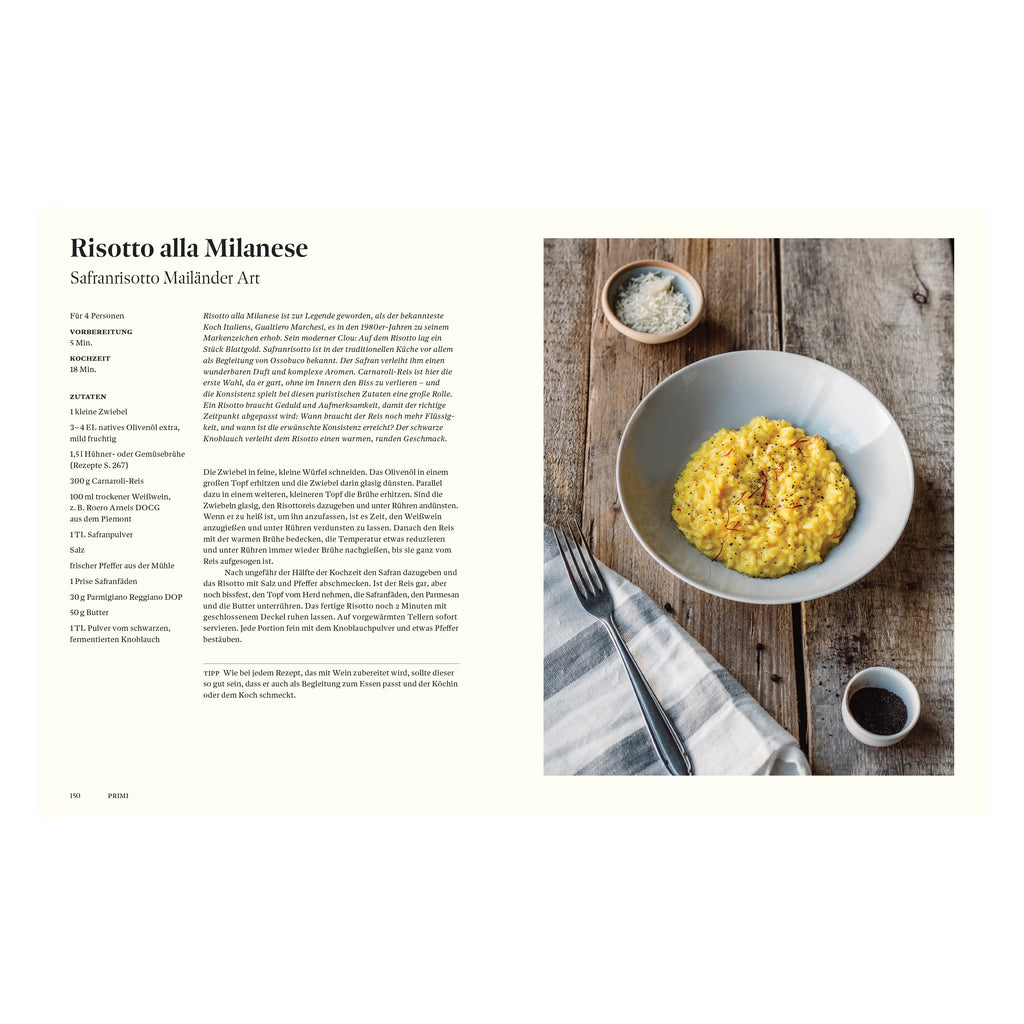 Rezeptseite aus dem Kochbuch Originale. Klassisches Risotto alla Milanese mit Safran, cremigem Carnaroli-Reis und Parmesan, serviert rustikal auf Holztisch im authentischen Mailänder Stil.