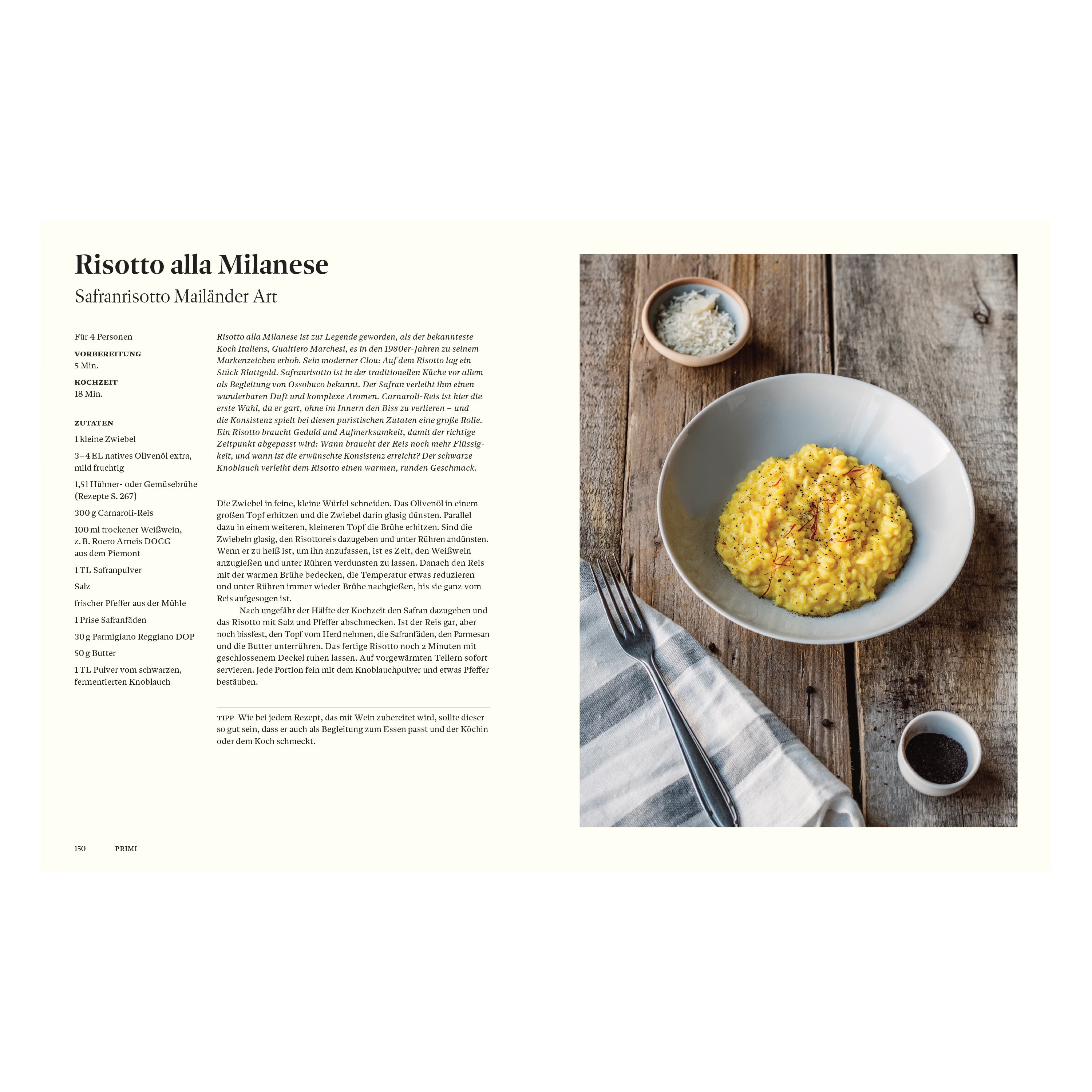 Rezeptseite aus dem Kochbuch Originale. Klassisches Risotto alla Milanese mit Safran, cremigem Carnaroli-Reis und Parmesan, serviert rustikal auf Holztisch im authentischen Mailänder Stil.