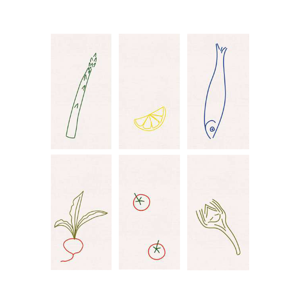 Handgestickte Leinenservietten DINER AU BISTROT von ŒUVRES SENSIBLES. Sechs Motive: Spargel, Zitrone, Fisch, Radieschen, Tomaten und Fenchel. 100 % Leinen, Made in France. Bild © Maxime Verret