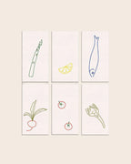 Handgestickte Leinenservietten DINER AU BISTROT von ŒUVRES SENSIBLES. Sechs Motive: Spargel, Zitrone, Fisch, Radieschen, Tomaten und Fenchel. 100 % Leinen, Made in France.
