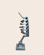 Stahlskulptur ‚Objekt H‘ von Till Kräusel, ca. 48 cm hohe abstrakte Metallskulptur mit gestapelten, geschweißten Stahlformen auf quadratischem Sockel, signiert mit Echtheitszertifikat