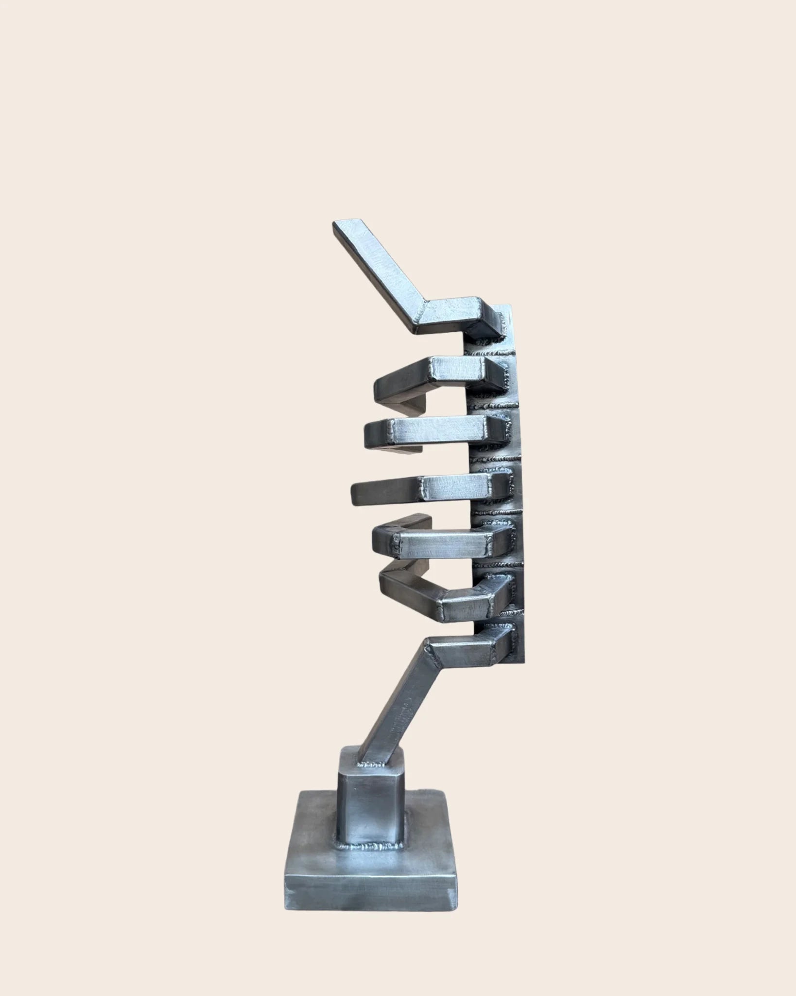 Stahlskulptur ‚Objekt H‘ von Till Kräusel, ca. 48 cm hohe abstrakte Metallskulptur mit gestapelten, geschweißten Stahlformen auf quadratischem Sockel, signiert mit Echtheitszertifikat