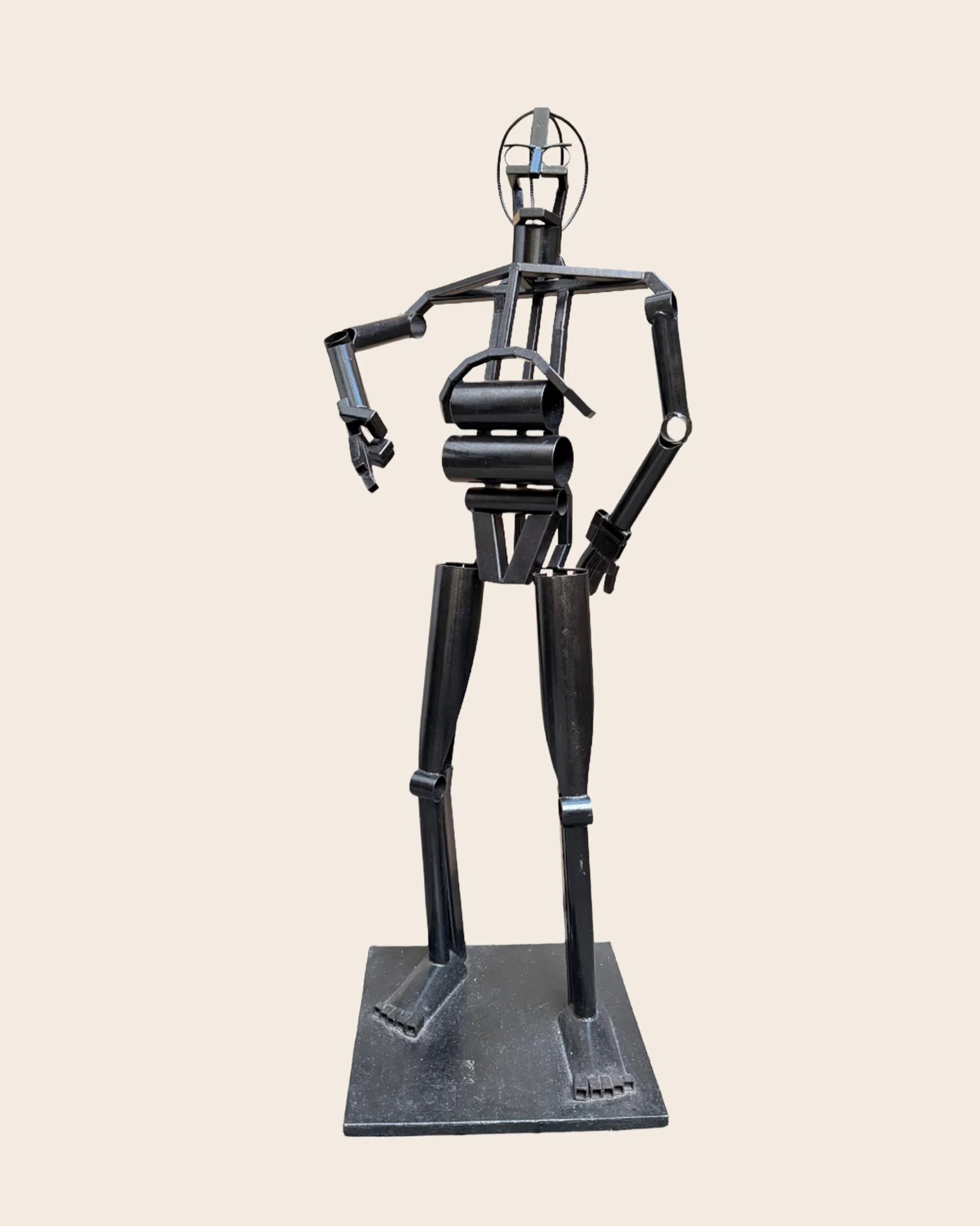 Stahlskulptur ‚Oszillator‘ von Till Kräusel, ca. 150 cm hohe figurative Metallskulptur mit abstrahierter menschlicher Form auf quadratischem Sockel, signiert mit Echtheitszertifikat
