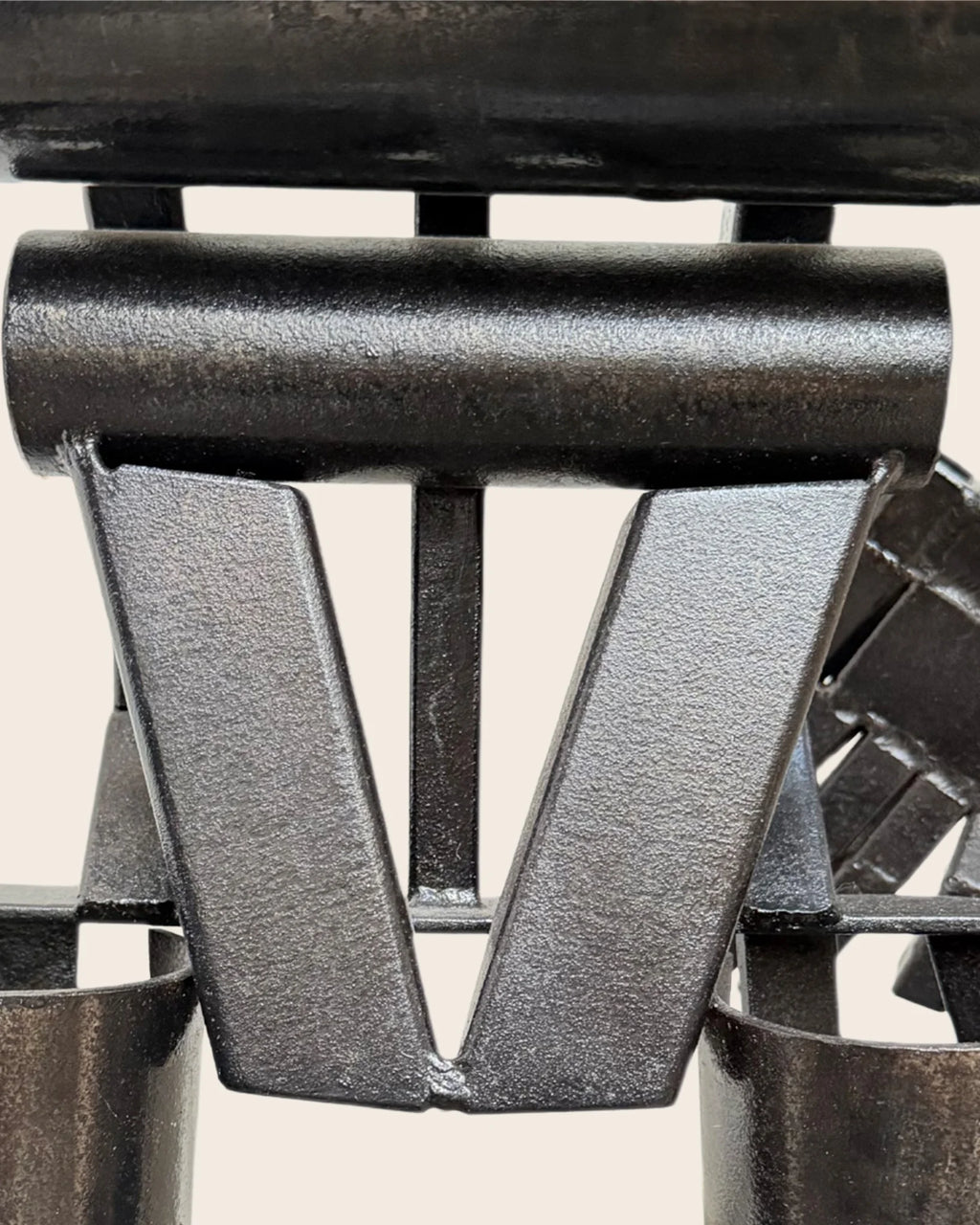 Detailansicht der Stahlskulptur ‚Oszillator‘ von Till Kräusel mit geometrischen, geschweißten Metallelementen und strukturierter schwarzer Stahloberfläche