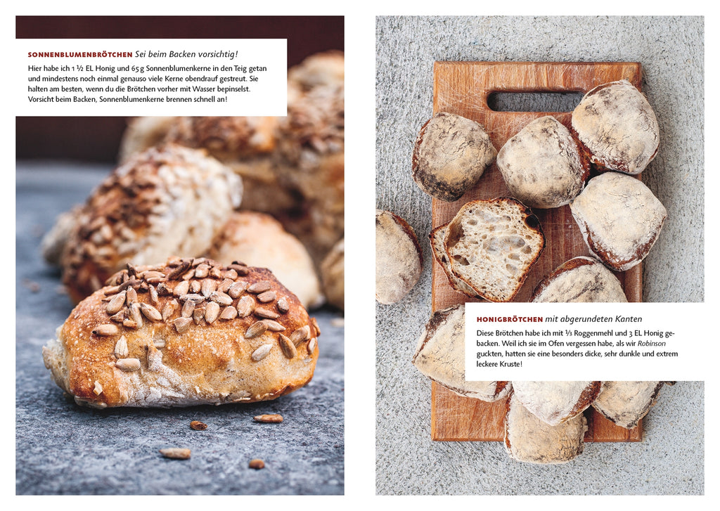 Zwei Sorten Brötchen aus dem Buch 1 Methode 100 Brote: Sonnenblumenbrötchen mit goldbrauner Kruste und Honigbrötchen mit rustikalem Mehlüberzug auf einem Holzbrett – einfache, handgemachte Rezepte zum Selberbacken