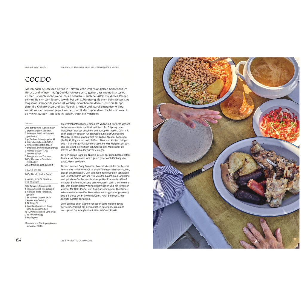 Cocido: Ein gedeckter Tisch mit verschiedenen Schüsseln voller Cocido-Zutaten: Kichererbsen, Gemüse, klare Brühe und Fleischstücke wie Huhn, Rind, Chorizo und Morcilla. Eine Hand serviert gerade auf einem hellen Teller. Rustikale, familiäre Atmosphäre im Sonnenlicht.