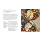 Kabeljau aus der Pfanne und pochiertes Ei mit Chorizo und Waldpilzen: Zwei Teller mit gebratenem Kabeljau, pochiertem Ei und gebratenen Waldpilzen und Chorizo auf einem rustikalen Untergrund. Das pochierte Ei läuft leicht aus, dekoriert mit frischer Petersilie.