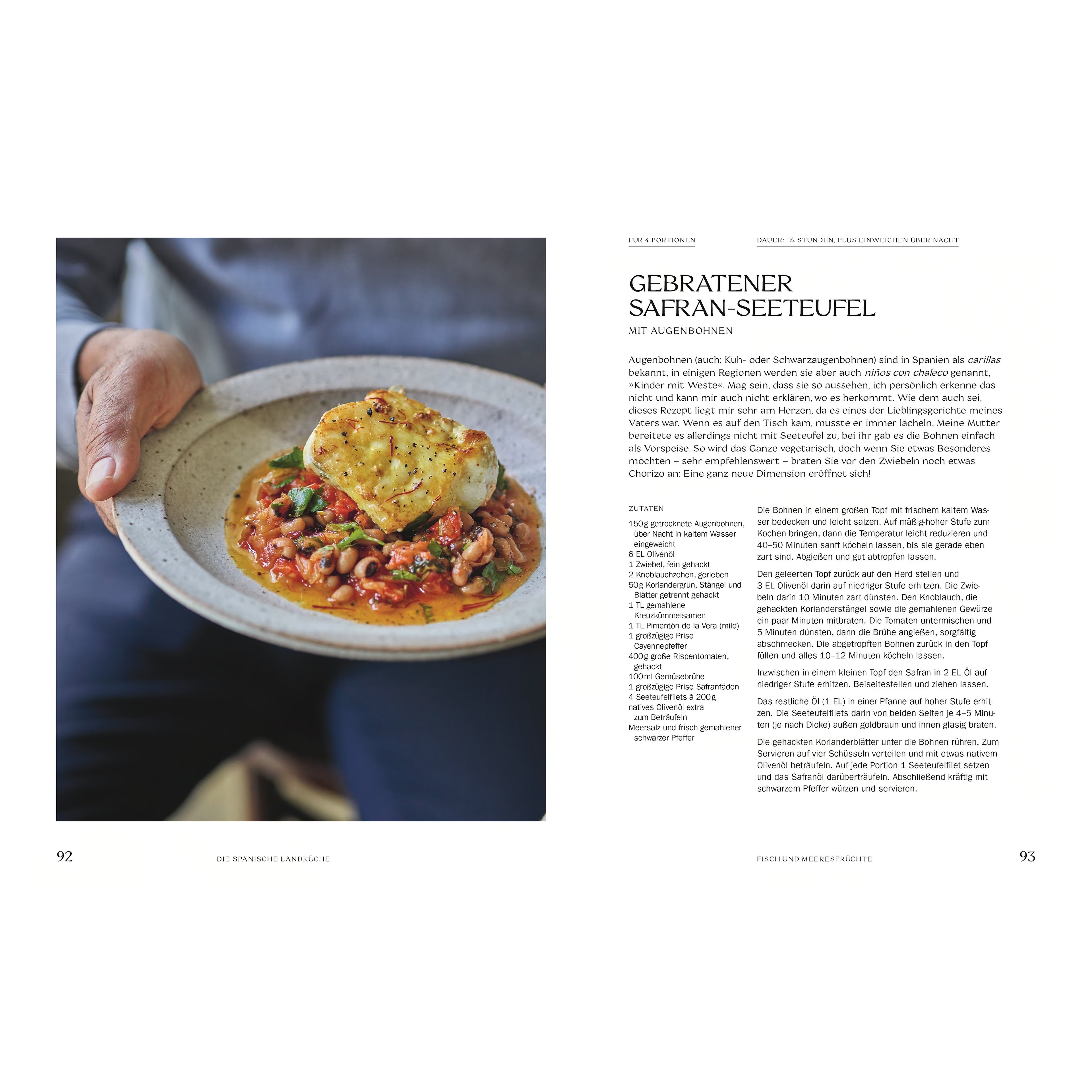 Gebratener Safran-Seeteufel mit Augenbohnen: Ein angerichteter Teller mit einem gebratenen Stück Seeteufel auf einem würzigen Augenbohnen-Tomatenragout, garniert mit frischen Kräutern. Der Teller wird von einer Hand gehalten.