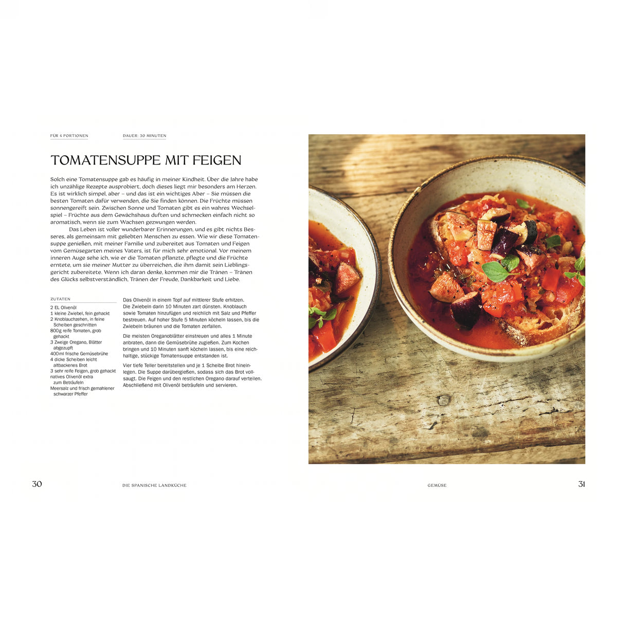 Tomatensuppe mit Feigen: Zwei Schalen mit kräftig roter Tomatensuppe, belegt mit frischen Feigenstücken, Oregano und geröstetem Brot. Die Schalen stehen auf einem rustikalen Holztisch.