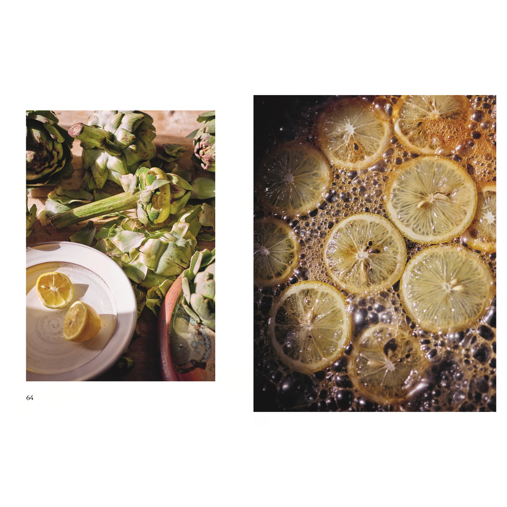 Zitronen und Artischocken: Frische Artischocken und halbierte Zitronen auf einem Holzuntergrund. Rechts: Zitronenscheiben in sprudelndem Zuckersirup beim Einkochen, aufgenommen in Nahaufnahme.