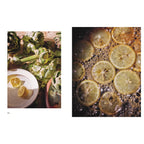 Zitronen und Artischocken: Frische Artischocken und halbierte Zitronen auf einem Holzuntergrund. Rechts: Zitronenscheiben in sprudelndem Zuckersirup beim Einkochen, aufgenommen in Nahaufnahme.