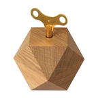 Spieluhr DIAMOND von Siebensachen aus massivem Eichenholz mit goldfarbenem Messingschlüssel. Geometrisches Designobjekt, handgefertigt in Deutschland.