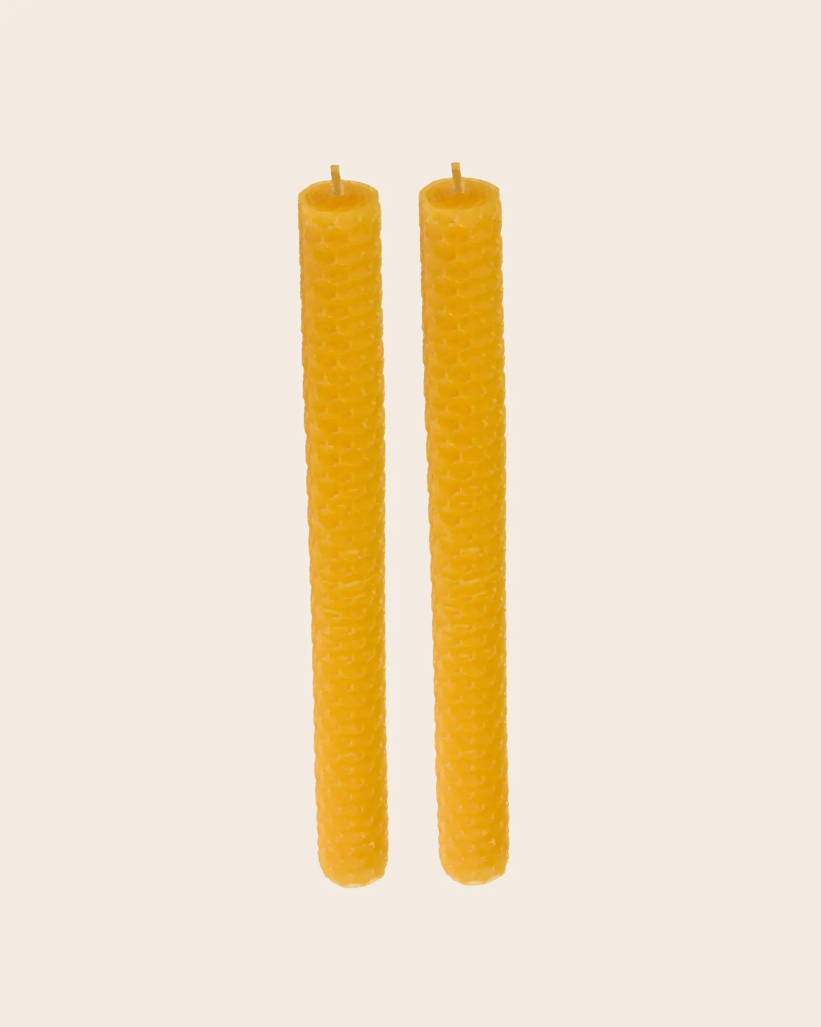 Zwei Stabkerzen aus reinem Bienenwachs mit Wabenstruktur, 20 cm lange handgerollte Naturkerzen von Kerzenfarm Hahn, nachhaltig hergestellt in Deutschland