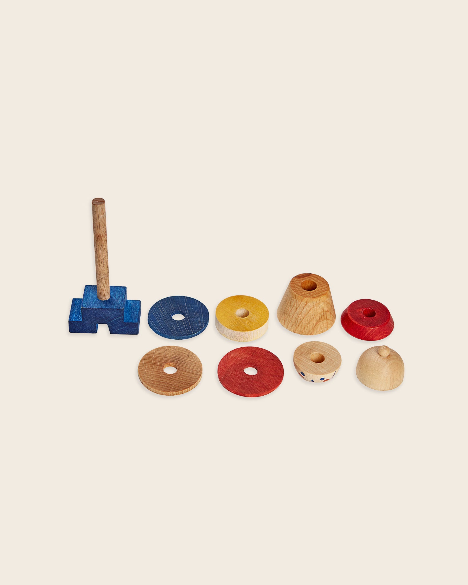 Einzelne Steckelemente des Holzsteckspiels Männchen Blau aus FSC-zertifiziertem Holz, naturbelassen und pflanzlich gefärbt.