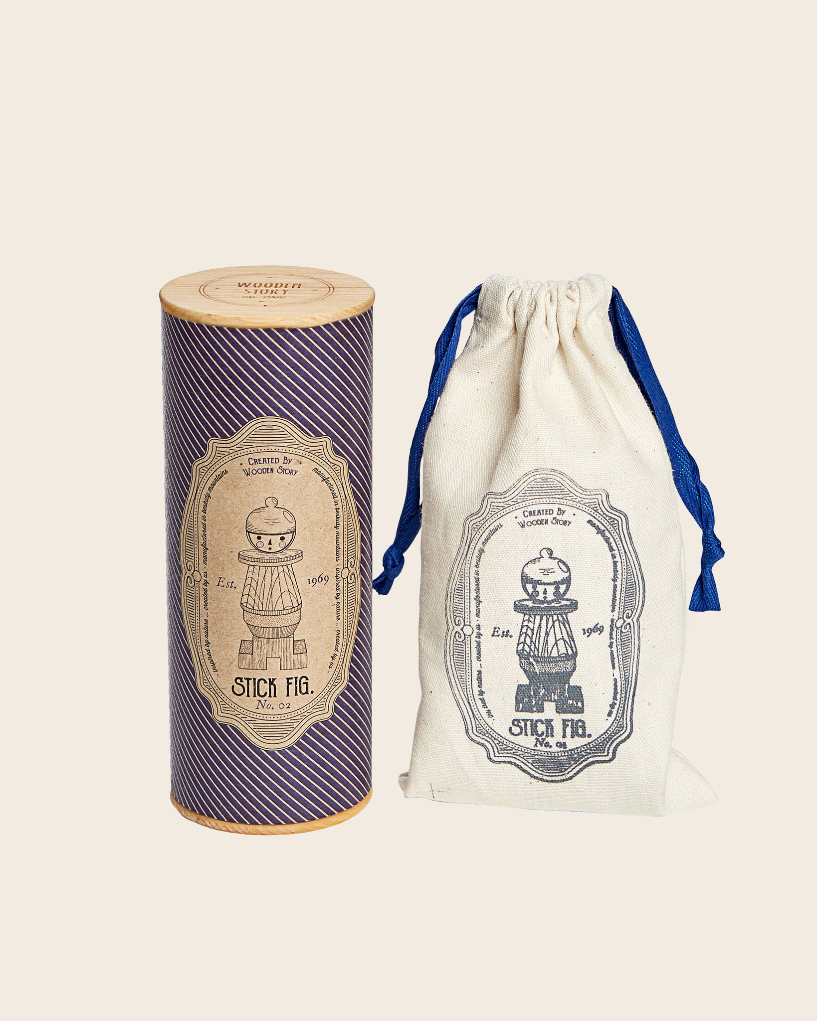 Nachhaltige Verpackung des Holzsteckspiels Männchen Blau mit Baumwollbeutel und Pappröhre mit Holzdeckel.